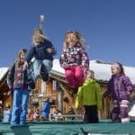 Trampolinplausch (Bild: © Lenk Simmental Tourismus - swiss-image.ch/Stefan Hunziker)